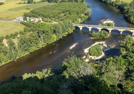 Vallon de la Dordogne avec pont historique, environnement naturel préservé, zone de loisirs et de détente.